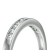 Bague en argent brillant avec un design élégant, ornée de plusieurs diamants étincelants sur le dessus, parfaite pour une demande en mariage ou une occasion spéciale. Idéale pour ceux qui recherchent un bijou sophistiqué et intemporel, mettant en valeur la beauté et la brillance des pierres précieuses. Modèle + diamant.