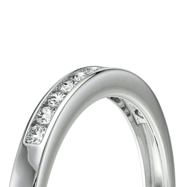 Bague en argent brillant avec un design élégant, ornée de plusieurs diamants étincelants sur le dessus, parfaite pour une demande en mariage ou une occasion spéciale. Idéale pour ceux qui recherchent un bijou sophistiqué et intemporel, mettant en valeur la beauté et la brillance des pierres précieuses. Modèle + diamant.
