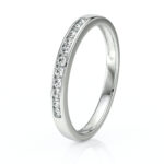 Bague en or blanc sertie de diamants, modèle élégant et raffiné, idéale pour une proposition de mariage ou un bijou d'anniversaire, reflet brillant des pierres qui accentue le design moderne, parfaite pour ceux qui recherchent une pièce intemporelle et luxueuse.