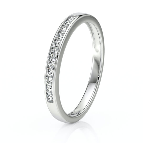 Bague en or blanc sertie de diamants, modèle élégant et raffiné, idéale pour une proposition de mariage ou un bijou d'anniversaire, reflet brillant des pierres qui accentue le design moderne, parfaite pour ceux qui recherchent une pièce intemporelle et luxueuse.