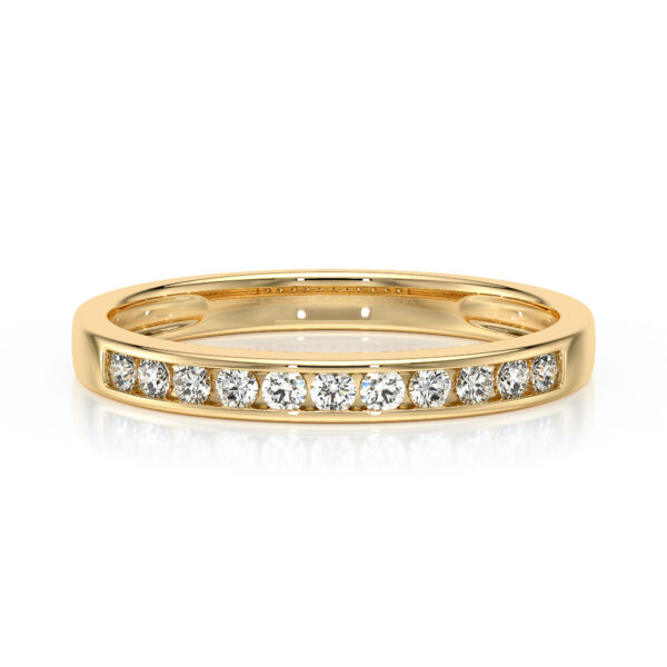 Bague en or jaune avec un élégant pavé de diamants brillants, parfaite pour un cadeau romantique, une occasion spéciale ou un choix intemporel pour un bijou de tous les jours. Idéale pour le fiançailles ou comme alliance. Modèle avec diamant.