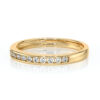 Bague en or jaune avec diamants sertis, modèle élégant et moderne, idéale pour une alliance ou une occasion spéciale, mettant en valeur des pierres précieuses brillantes pour un éclat luxuriant.
