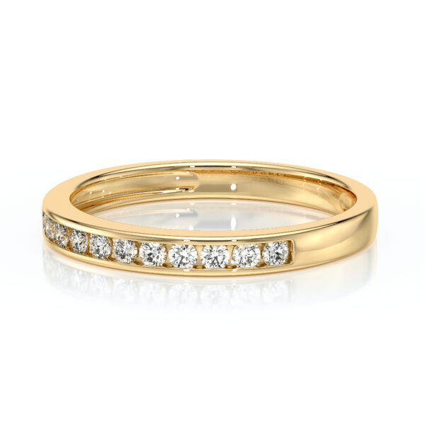 Bague en or jaune avec diamants sertis, modèle élégant et moderne, idéale pour une alliance ou une occasion spéciale, mettant en valeur des pierres précieuses brillantes pour un éclat luxuriant.