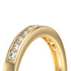 Bague en or jaune élégant avec une finition polie et une rangée de diamants étincelants, mettant en valeur un design raffiné et moderne. Parfaite pour les fiançailles ou comme cadeau précieux, cette bague sublime ajoute une touche de luxe à toute occasion. Modèle avec diamant.