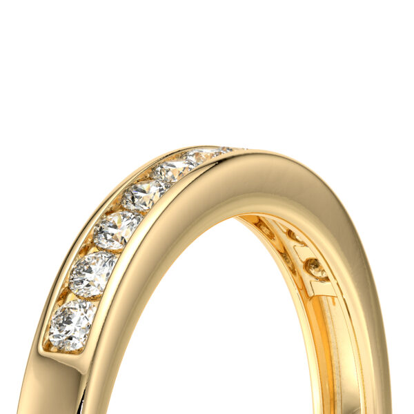 Bague en or jaune élégant avec une finition polie et une rangée de diamants étincelants, mettant en valeur un design raffiné et moderne. Parfaite pour les fiançailles ou comme cadeau précieux, cette bague sublime ajoute une touche de luxe à toute occasion. Modèle avec diamant.