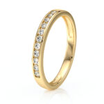 Bague en or jaune poli avec une rangée de diamants brillants, modèle élégant et moderne, idéale comme alliance ou bijou de cérémonie, mettant en valeur la brillance des pierres précieuses et le travail artisanal de haute qualité.