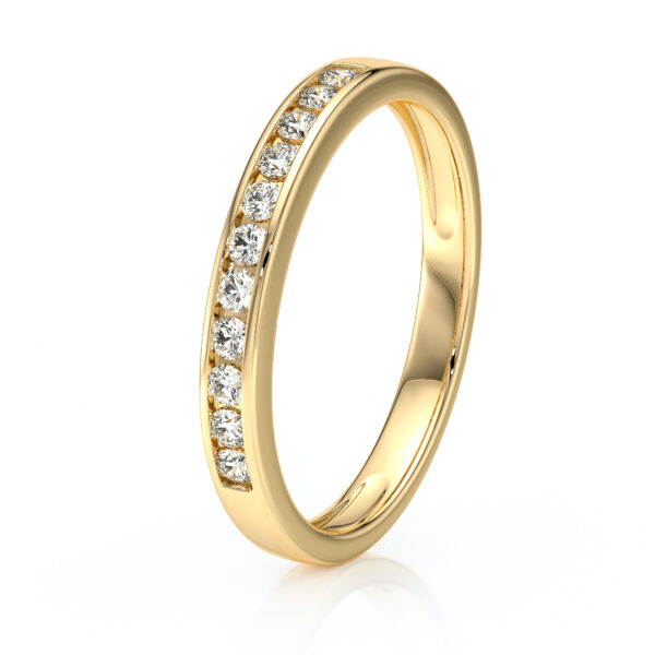 Bague en or jaune poli avec une rangée de diamants brillants, modèle élégant et moderne, idéale comme alliance ou bijou de cérémonie, mettant en valeur la brillance des pierres précieuses et le travail artisanal de haute qualité.