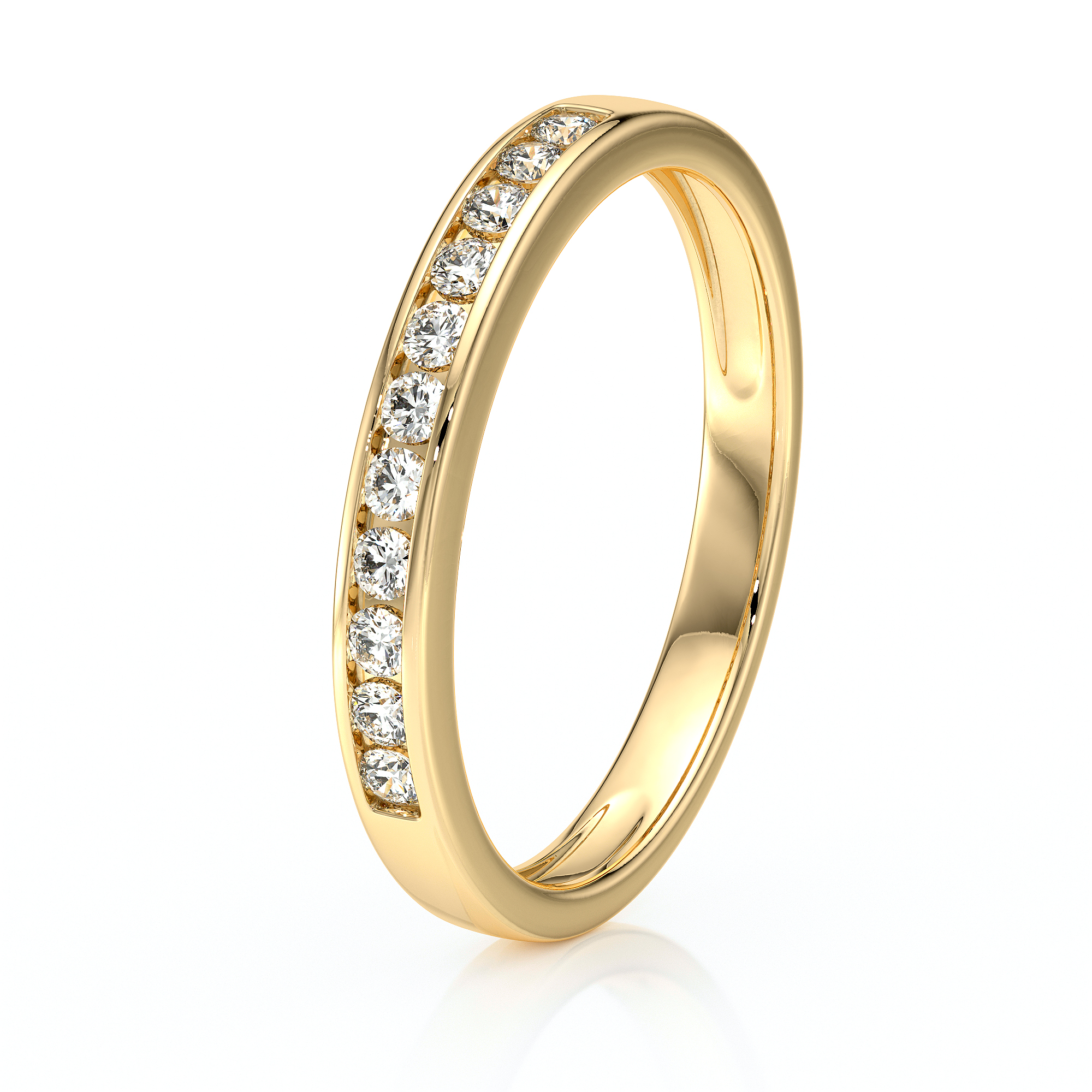 Bague en or jaune poli avec une rangée de diamants brillants, modèle élégant et moderne, idéale comme alliance ou bijou de cérémonie, mettant en valeur la brillance des pierres précieuses et le travail artisanal de haute qualité.