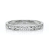 Bague en or blanc avec des diamants brillants, présentée sous un angle élégant. Cette bague est ornée de diamants ronds disposés sur le dessus, apportant une touche de raffinement pour un engagement ou un cadeau spécial. Idéale pour des occasions telles que des fiançailles ou des anniversaires.