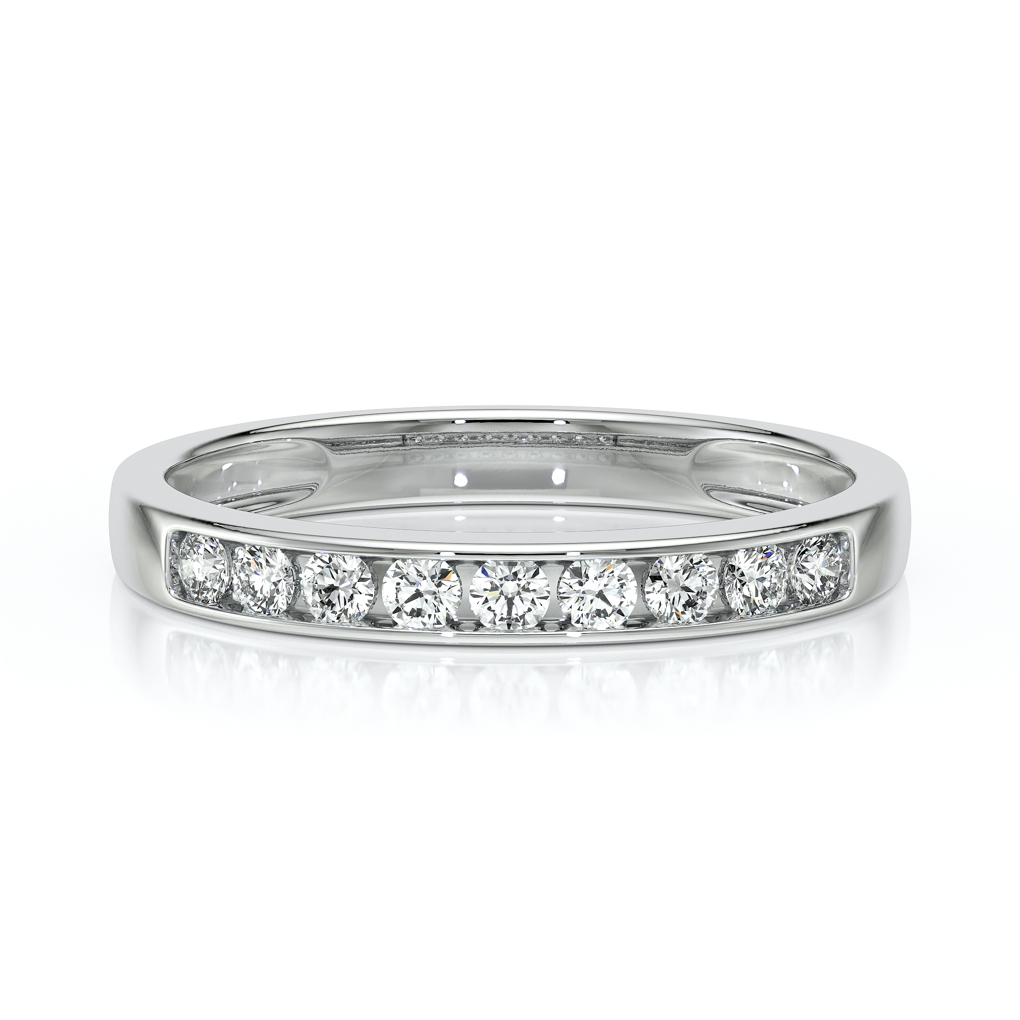 Bague en or blanc avec des diamants brillants, présentée sous un angle élégant. Cette bague est ornée de diamants ronds disposés sur le dessus, apportant une touche de raffinement pour un engagement ou un cadeau spécial. Idéale pour des occasions telles que des fiançailles ou des anniversaires.