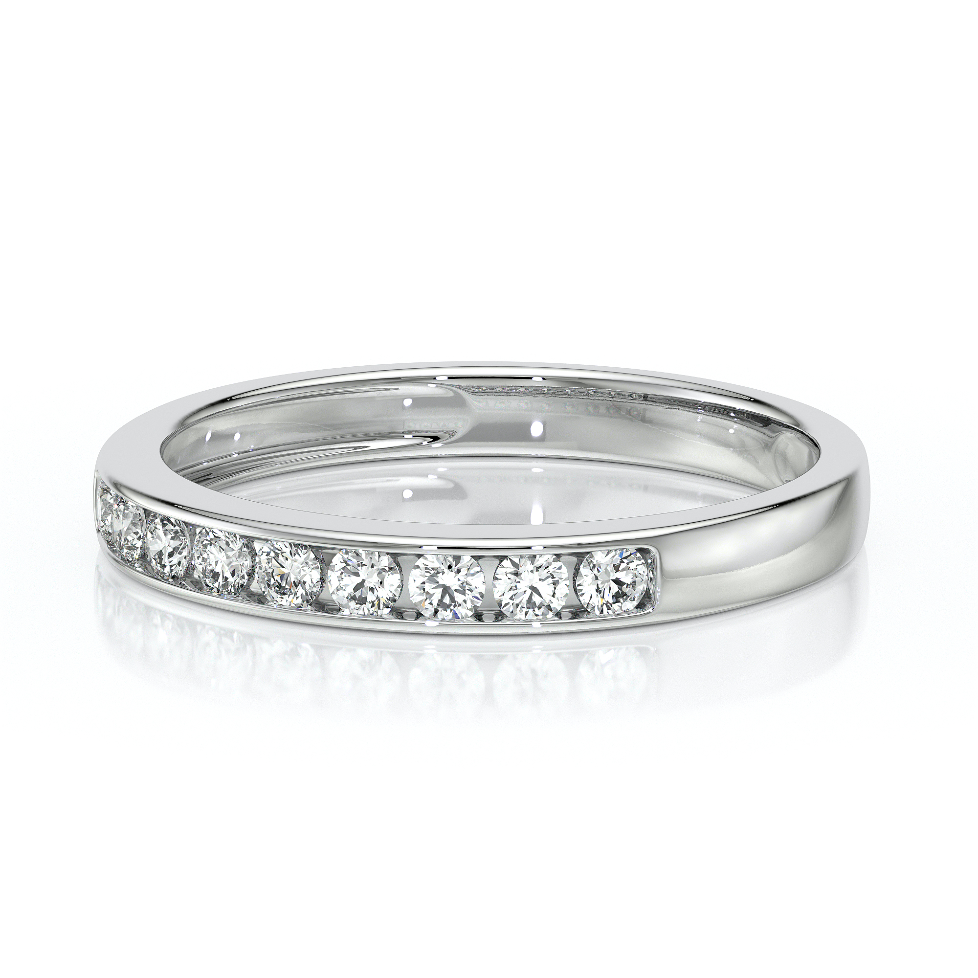 Bague en or blanc avec diamants, style moderne et élégant, présentant une rangée de diamants brillants sur le devant, parfaite pour une occasion spéciale ou un cadeau romantique. Idéale pour des fiançailles ou un mariage, modèle intemporel.