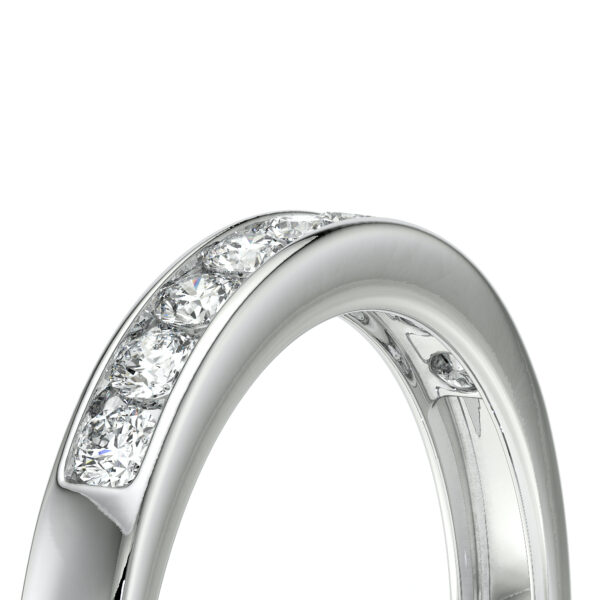Bague en or blanc avec diamants, modèle élégant et brillant, comportant une rangée de diamants ronds sertis sur le dessus, idéale pour une proposition ou un cadeau romantique.