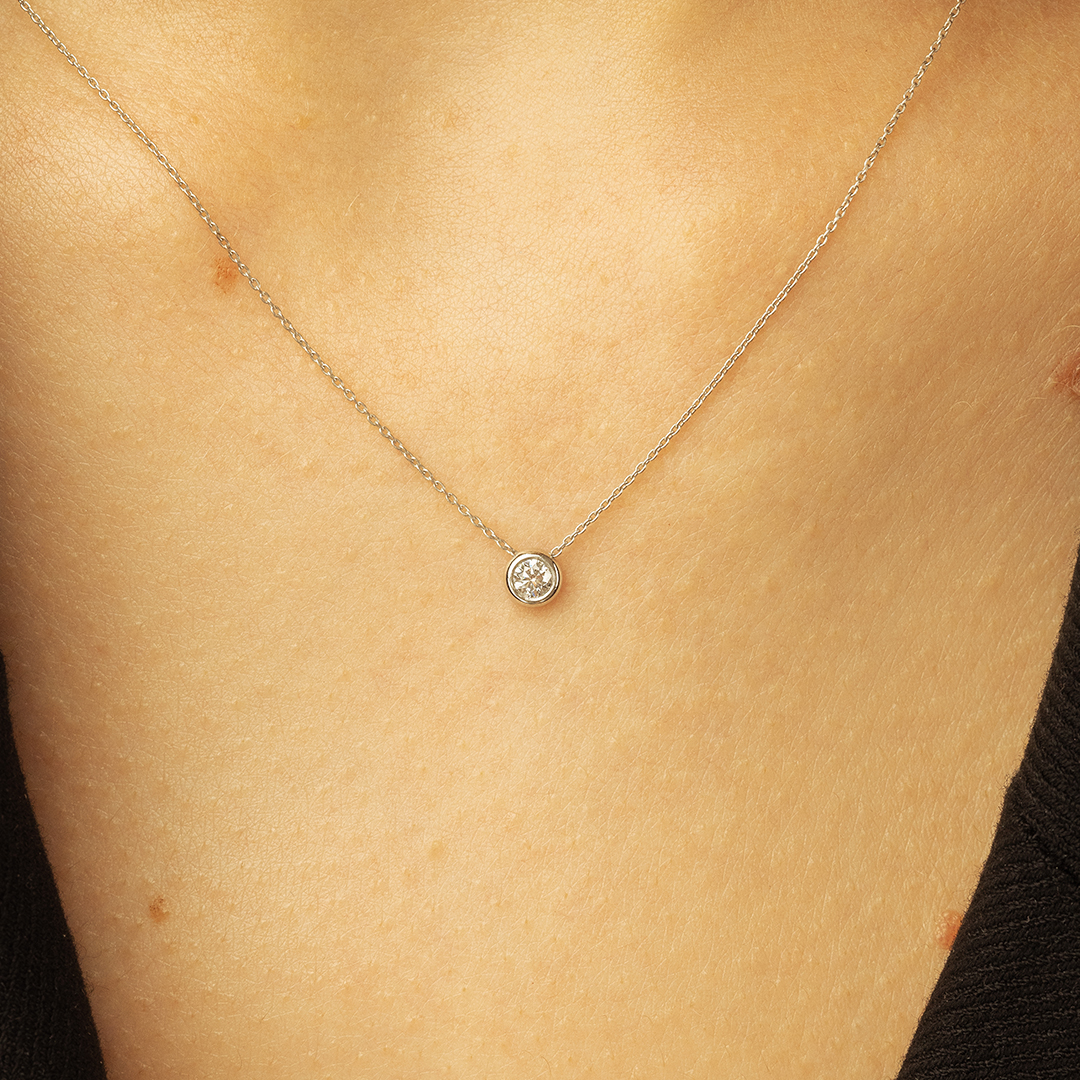 Collier en argent délicat avec un pendentif diamant, mettant en valeur la brillance du diamant au centre, parfait pour un look élégant et moderne. Idéal pour les occasions spéciales ou pour un usage quotidien, ajoutant une touche de sophistication.