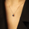 Collier en argent avec pendentif en saphir bleu de forme ovale et détails en zircon. Idéal pour les occasions spéciales, ajoutant une touche d'élégance à toute tenue. Peut être porté comme bijoux de soirée ou accessoire quotidien.