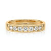 Bague en or jaune ornée de diamants brillants en ligne, modèle élégant et intemporel, parfait pour les fiançailles, les anniversaires ou comme cadeau spécial. Idéale pour les amateurs de bijoux raffinés et de luxe, cette bague émet une aura de beauté et d'élégance.