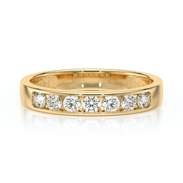 Bague en or jaune ornée de diamants brillants en ligne, modèle élégant et intemporel, parfait pour les fiançailles, les anniversaires ou comme cadeau spécial. Idéale pour les amateurs de bijoux raffinés et de luxe, cette bague émet une aura de beauté et d'élégance.