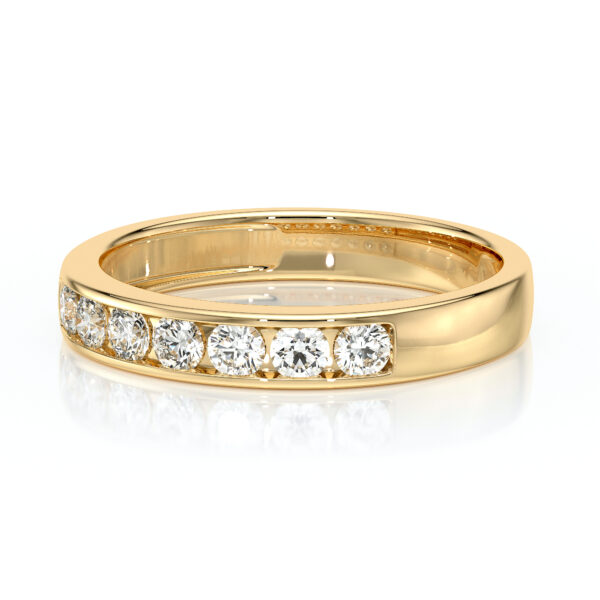 Bague en or jaune avec plusieurs diamants brillants, style moderne, mettant en avant un design élégant et sophistiqué, parfaite pour des occasions spéciales ou comme bijou de tous les jours. Modèle en or jaune + diamant, idéal pour un cadeau romantique.