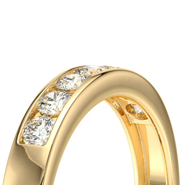 Bague en or jaune avec des diamants brillants en cascade, mettant en avant un design élégant et moderne avec des facets scintillantes. Idéale pour les fiançailles ou comme bijou de luxe, elle combine beauté intemporelle et artisanat de qualité, ajoutant une touche d'éclat à toute tenue.