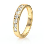 Bague en or avec des diamants étincelants, modèle élégant et intemporel, idéale comme alliance ou bijou de collection, mettant en avant le luxe et le raffinement avec ses pierres précieuses scintillantes.