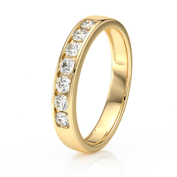Bague en or avec des diamants étincelants, modèle élégant et intemporel, idéale comme alliance ou bijou de collection, mettant en avant le luxe et le raffinement avec ses pierres précieuses scintillantes.