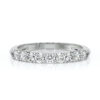 Bague en or blanc ornée de diamants ronds, classique et élégante, représentant la perfection pour les fiançailles ou les occasions spéciales. Modèle + diamant, parfaite pour les amoureux du luxe et du raffinement.