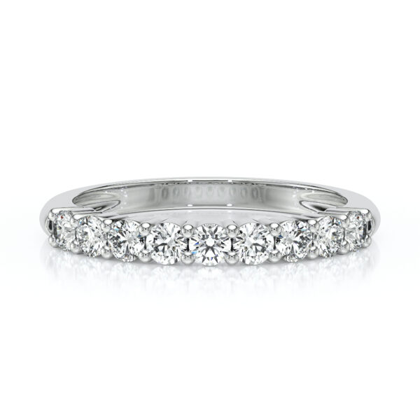 Bague en or blanc ornée de diamants ronds, classique et élégante, représentant la perfection pour les fiançailles ou les occasions spéciales. Modèle + diamant, parfaite pour les amoureux du luxe et du raffinement.