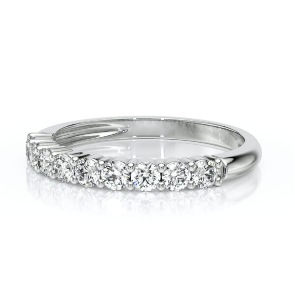 Bague en or blanc, modèle élégant orné de diamants ronds, idéale pour un engagement ou une occasion spéciale, brillance exceptionnelle, design intemporel, parfaite pour une collection de bijoux raffinés.