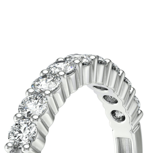 Bague en diamant en or blanc, ornée de plusieurs diamants ronds brillants en pavé, mettant en valeur un design élégant et intemporel, idéale pour une demande en mariage ou un cadeau spécial, modèle + diamant.
