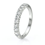 Bague en or blanc, sertie de plusieurs diamants brillants, disposés en ligne, mettant en valeur un design élégant et moderne. Idéale comme bague de fiançailles ou d'anniversaire, modèle sophistiqué avec éclat exceptionnel.