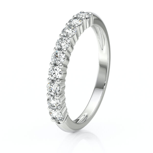 Bague en or blanc, sertie de plusieurs diamants brillants, disposés en ligne, mettant en valeur un design élégant et moderne. Idéale comme bague de fiançailles ou d'anniversaire, modèle sophistiqué avec éclat exceptionnel.