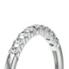 Bague en or blanc ornée de diamants sertis, modèle élégant et contemporain, parfait pour une promesse ou une occasion spéciale, mettant en valeur un design délicat et raffiné, idéal pour les amoureux du luxe et de la bijouterie fine.