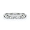 Anneau en or blanc avec diamants scintillants en pavé, idéal pour la période de fiançailles ou comme bague de mariage. Ce modèle élégant présente une finition lustrée mettant en valeur l'éclat des diamants, parfait pour les amateurs de bijoux raffinés.