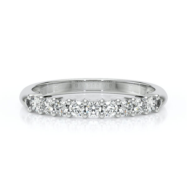Anneau en or blanc avec diamants scintillants en pavé, idéal pour la période de fiançailles ou comme bague de mariage. Ce modèle élégant présente une finition lustrée mettant en valeur l'éclat des diamants, parfait pour les amateurs de bijoux raffinés.