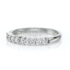 Bague en or blanc ornée de diamants ronds, modèle élégant avec une rangée de pierres précieuses scintillantes, idéale pour une alliance ou une bague de fiançailles, ajoutant une touche de luxe et de raffinement à votre style.