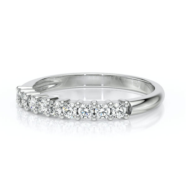Bague en or blanc ornée de diamants ronds, modèle élégant avec une rangée de pierres précieuses scintillantes, idéale pour une alliance ou une bague de fiançailles, ajoutant une touche de luxe et de raffinement à votre style.