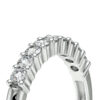 Bague en or blanc sertie de diamants brillants, montrant un design élégant avec des pierres disposées en rangée, idéale comme bijou de fiançailles ou alliance. Modèle classique avec un éclat éblouissant, parfait pour ajouter une touche de luxe à toute tenue.