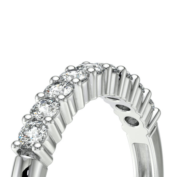 Bague en or blanc sertie de diamants brillants, montrant un design élégant avec des pierres disposées en rangée, idéale comme bijou de fiançailles ou alliance. Modèle classique avec un éclat éblouissant, parfait pour ajouter une touche de luxe à toute tenue.