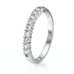 Bague en or blanc éclatante ornée de diamants, offrant un design élégant avec une rangée de pierres précieuses, idéale pour une proposition ou une célébration, modèle + diamant.
