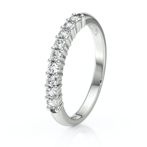 Bague en or blanc éclatante ornée de diamants, offrant un design élégant avec une rangée de pierres précieuses, idéale pour une proposition ou une célébration, modèle + diamant.