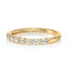 Bague en or jaune ornée de diamants brillants, design élégant avec une rangée de pierres précieuses, idéale pour les fiançailles, les anniversaires ou comme bijou de tous les jours. Modèle + diamant, montre la beauté intemporelle et le luxe. Parfait pour ajouter une touche d'éclat à toute tenue.