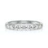 Bague en or blanc ornée de diamants ronds, brillants et bien taillés, disposés harmonieusement sur le dessus de l'anneau, créant un effet scintillant et élégant, parfaite comme alliance ou bague de fiançailles.
