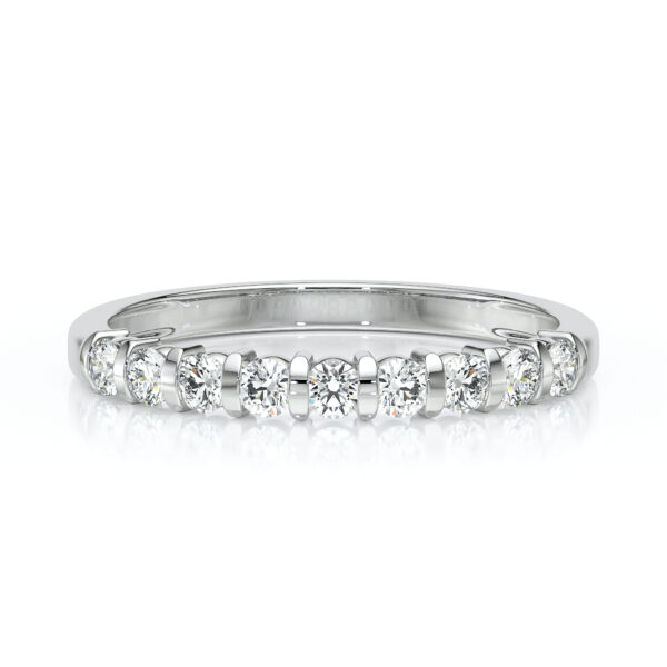 Bague en or blanc ornée de diamants ronds, brillants et bien taillés, disposés harmonieusement sur le dessus de l'anneau, créant un effet scintillant et élégant, parfaite comme alliance ou bague de fiançailles.