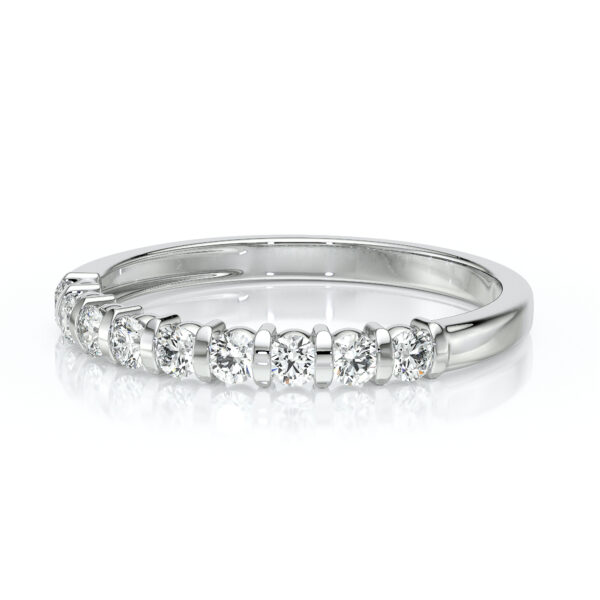 Bague en or blanc avec diamants en ligne, modèle élégant et raffiné, parfaite pour une déclaration d'amour, un anniversaire ou un cadeau spécial. Idéale pour les fiançailles ou comme alliance, mettant en valeur des diamants brillants et une finition polie.