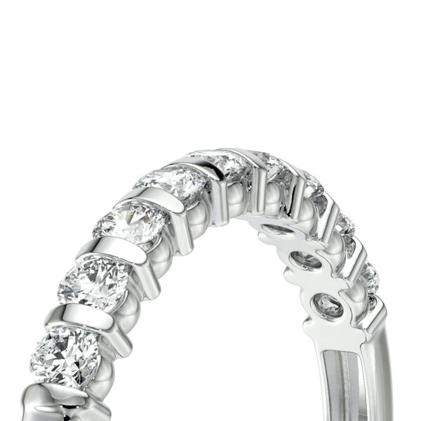 Bague en or blanc sertie de diamants, présentant un design élégant. Chaque diamant est soigneusement monté pour maximiser l'éclat, créant une pièce de joaillerie raffinée. Idéale comme bague de fiançailles ou d'anniversaire, cette bague est parfaite pour ajouter une touche de luxe à toute tenue. Modèle + diamant.