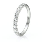 Bague en or blanc avec diamants, modèle élégant et raffiné, parfaite pour les fiançailles ou comme cadeau. Cette bague, avec ses pierres précieuses brillantes, met en valeur la sophistication et le luxe, idéale pour un usage quotidien ou des occasions spéciales.