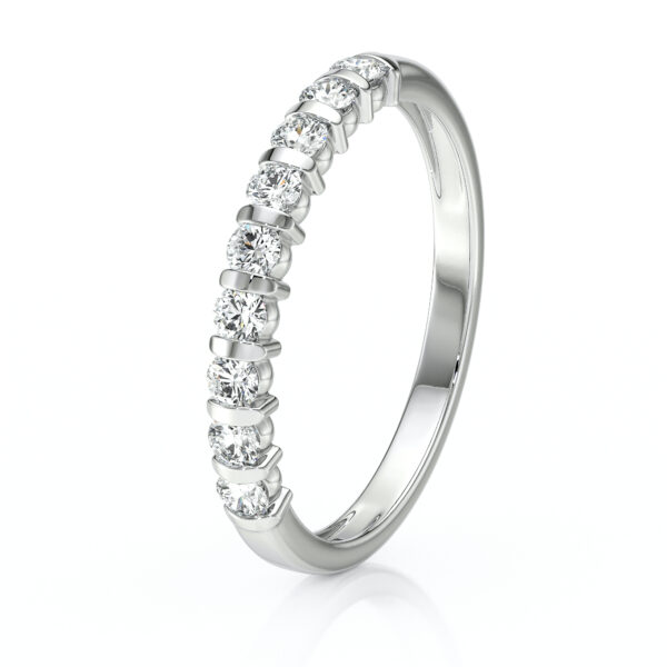 Bague en or blanc avec diamants, modèle élégant et raffiné, parfaite pour les fiançailles ou comme cadeau. Cette bague, avec ses pierres précieuses brillantes, met en valeur la sophistication et le luxe, idéale pour un usage quotidien ou des occasions spéciales.