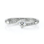 Solitaire accompagné en diamants et en or blanc 18 carats orné de diamants de pavage sur le corps de bague
