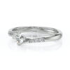 Solitaire accompagné en diamants et en or blanc 18 carats orné de diamants de pavage sur le corps de bague
