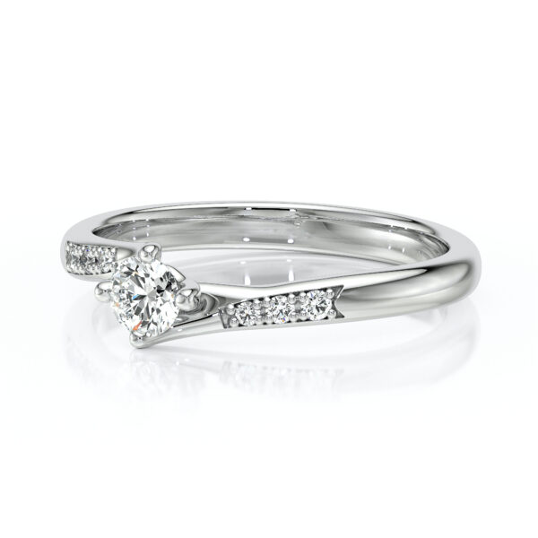 Solitaire accompagné en diamants et en or blanc 18 carats orné de diamants de pavage sur le corps de bague