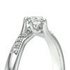 Solitaire accompagné en diamants et en or blanc 18 carats orné de diamants de pavage sur le corps de bague